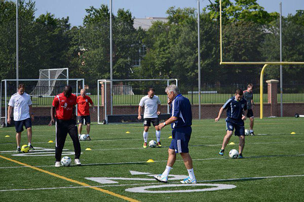 Coerver-Founder-Charlie-coaching